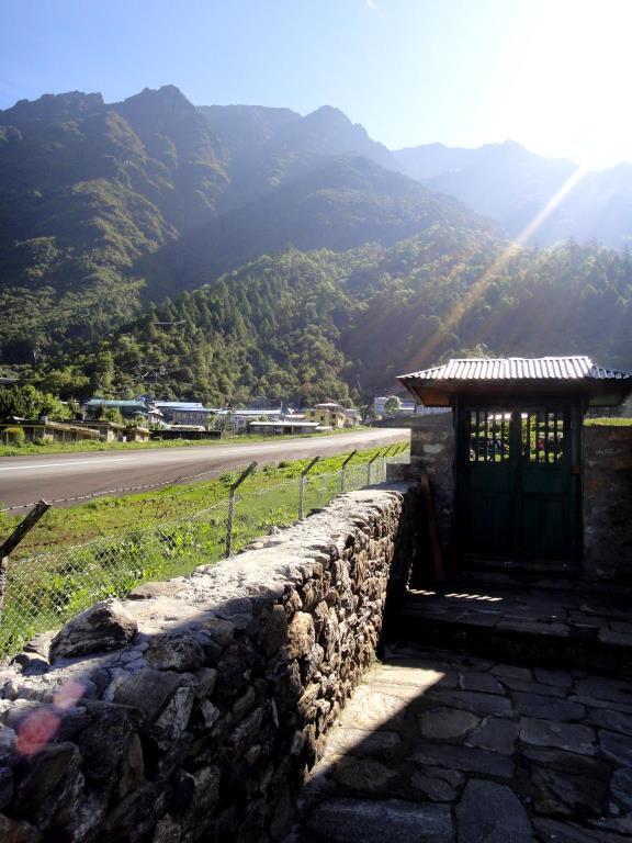 Lukla Airport Resort Lukla Bagian luar foto